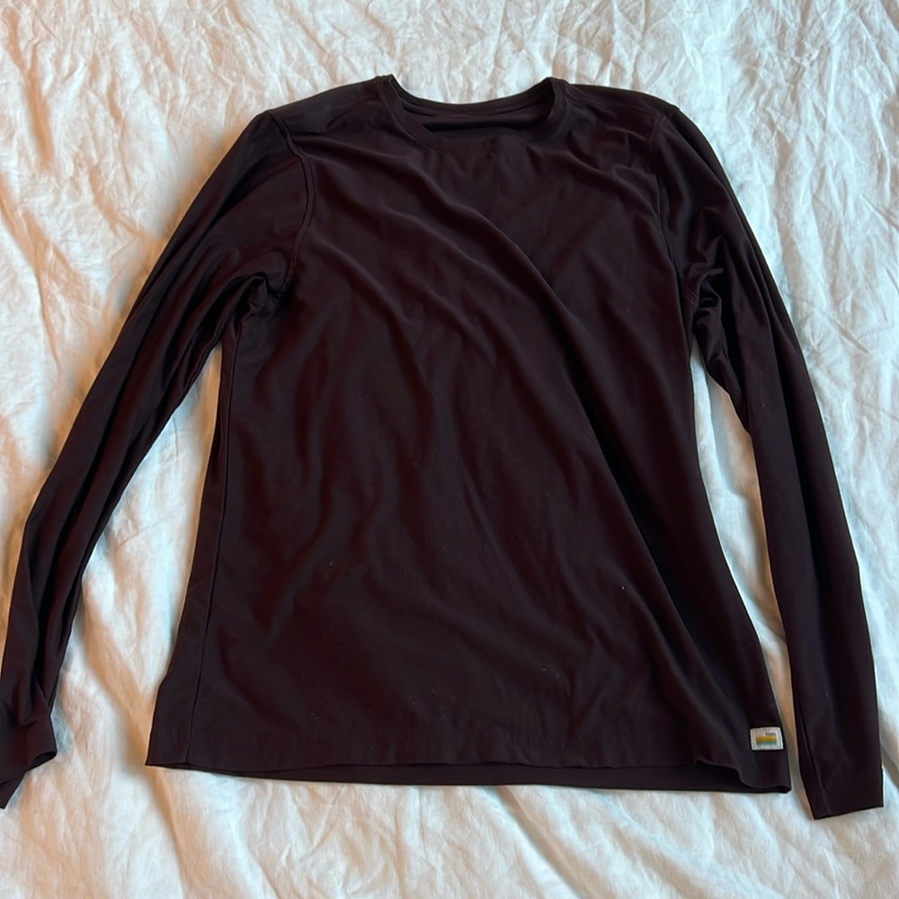Vuori long sleeve strato tech tee shirt. Men’s size medium. Burgundy color.